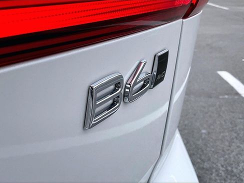 Certified 2023 Volvo XC60 B6 Ultimate w/ Climate Package image 24