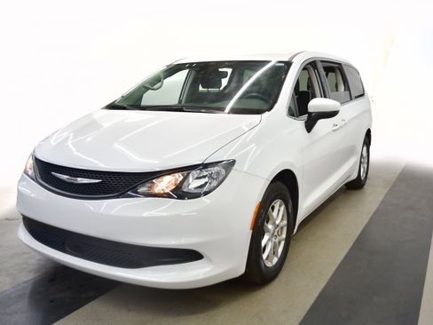 Used 2023 Chrysler Voyager LX FWD image 4