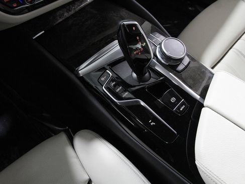 Certified 2022 BMW 530i xDrive w/ Convenience Package image 15