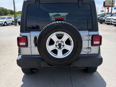 Used 2018 Jeep Wrangler Unlimited Sport S AWD/4WD image 7