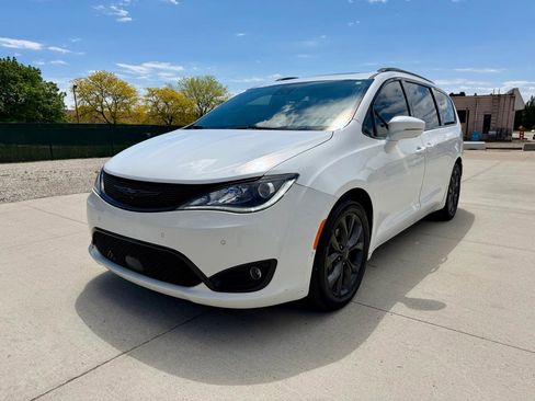 Used 2020 Chrysler Pacifica Limited FWD image 3