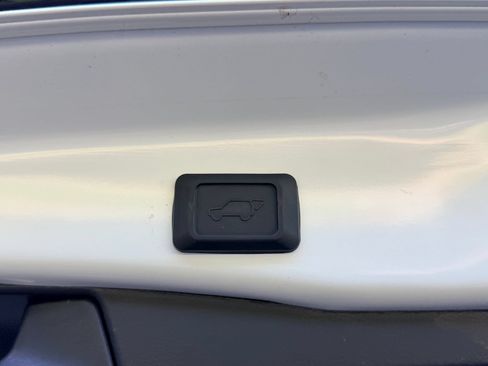 Used 2023 Toyota RAV4 XSE AWD/4WD image 17