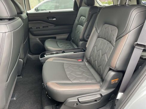 New 2026 Nissan Pathfinder Platinum w/ Lighting Package AWD/4WD image 18