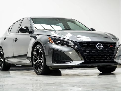 Used 2023 Nissan Altima 2.5 SR w/ SR Premium Package FWD image 4
