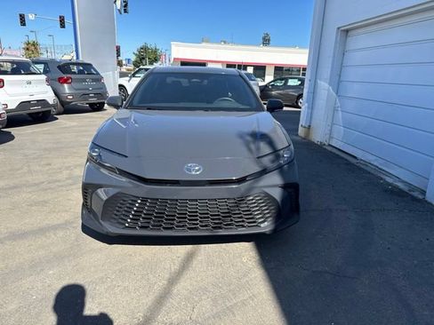 Used 2025 Toyota Camry SE w/ Convenience Package FWD image 2