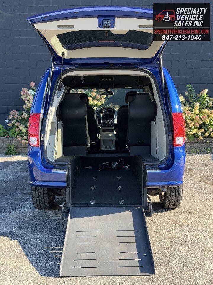Used 2018 Dodge Grand Caravan SXT FWD image 3