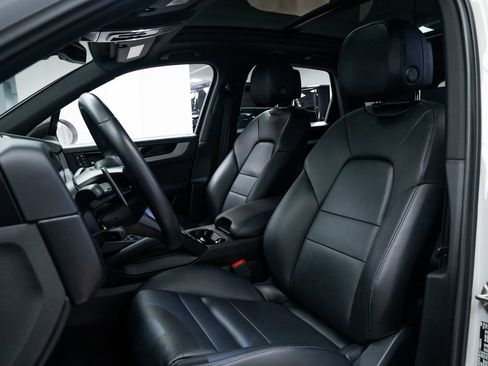 Used 2024 Porsche Cayenne image 18