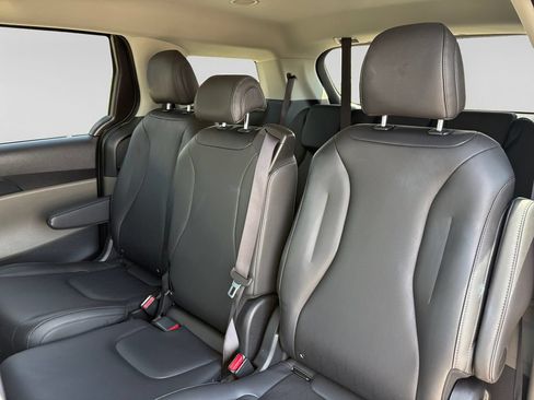 Used 2026 Kia Carnival FWD image 37