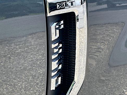 Used 2020 Ford F350 XLT w/ XLT Premium Package AWD/4WD image 32