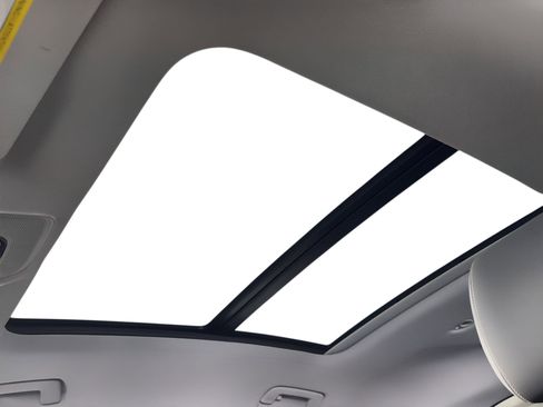 Used 2022 Audi e-tron Premium Plus w/ Premium Plus Package image 18