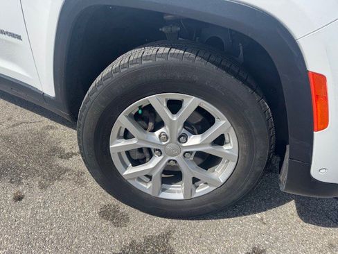 Used 2023 Jeep Grand Cherokee Limited w/ Luxury Tech Group II image 38