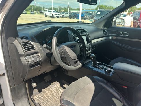 Used 2018 Ford Explorer XLT w/ XLT Appearance Package AWD/4WD image 2