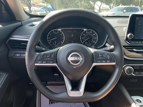 Used 2025 Nissan Altima 2.5 SV FWD image 26