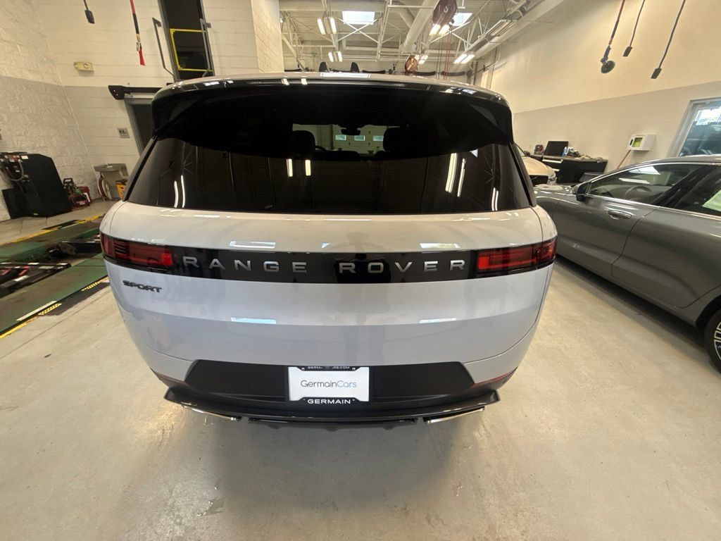 Used 2025 Land Rover Range Rover Sport SE AWD/4WD image 5