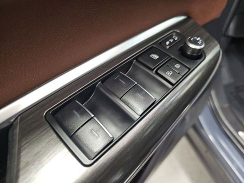 Used 2021 Toyota Venza Limited image 14