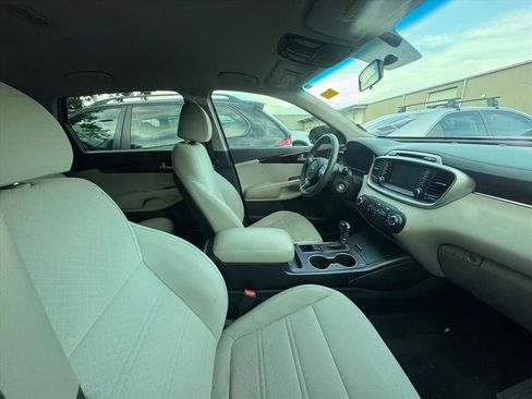 Used 2018 Kia Sorento FWD image 3