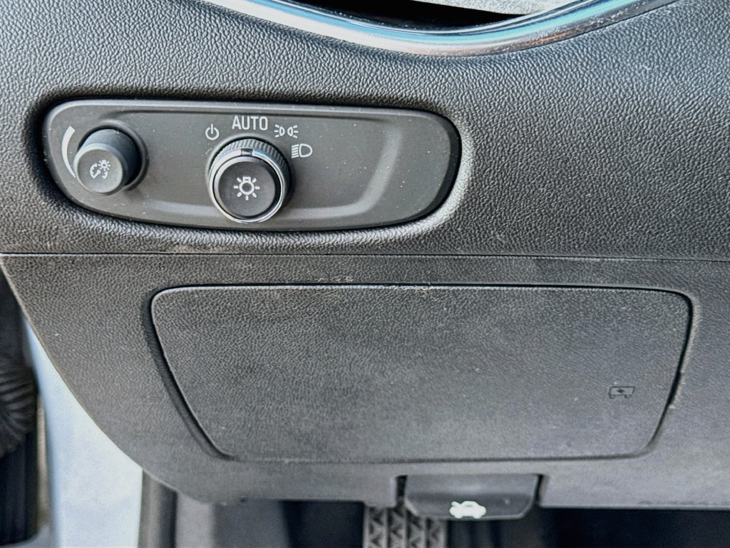 Used 2017 Chevrolet Malibu LT FWD image 10