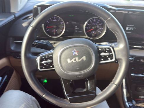 Used 2023 Kia Carnival EX FWD image 4