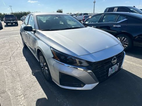 Used 2025 Nissan Altima 2.5 SV FWD image 2