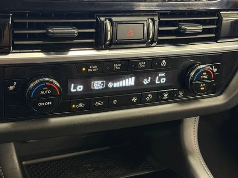Used 2025 Nissan Pathfinder SL AWD/4WD image 29
