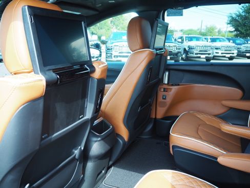 New 2026 Chrysler Pacifica Pinnacle image 18