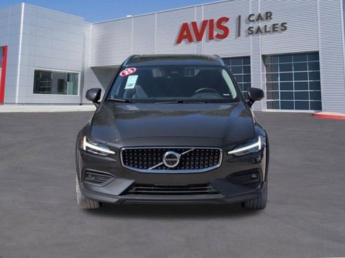 Used 2025 Volvo V60 B5 Cross Country Plus AWD/4WD image 2