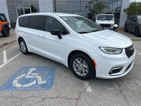 New 2026 Chrysler Pacifica Select image 42