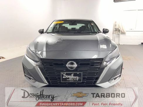 Used 2025 Nissan Altima 2.5 SV FWD image 2