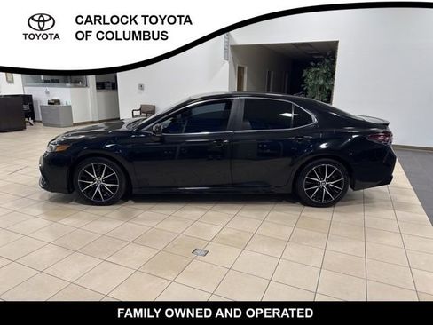 Used 2022 Toyota Camry SE image 1