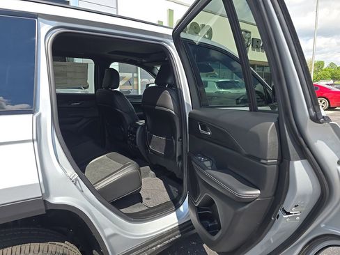 New 2025 Jeep Grand Cherokee Altitude image 18