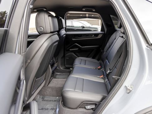 Certified 2026 Porsche Cayenne AWD/4WD image 50