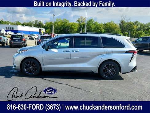 Used 2023 Toyota Sienna XSE image 1