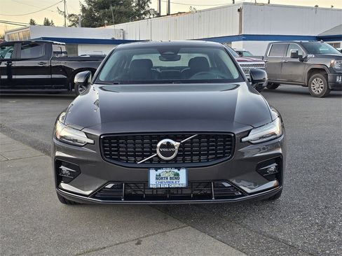 Used 2025 Volvo S60 B5 Core image 2