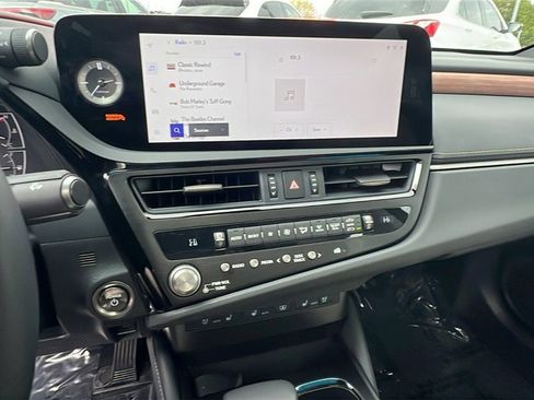 Used 2025 Lexus ES 300h w/ Luxury Package image 29