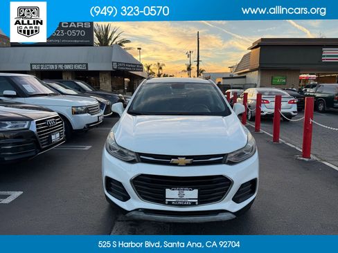 Used 2018 Chevrolet Trax LT w/ LT Convenience Package FWD image 2