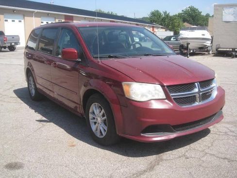 Used 2016 Dodge Grand Caravan SXT FWD image 3