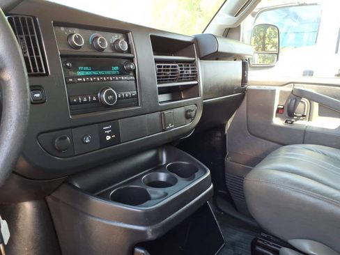 Used 2017 Chevrolet Express 2500 RWD image 17