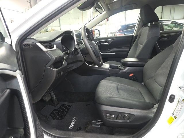 Used 2025 Toyota RAV4 XLE AWD/4WD image 19