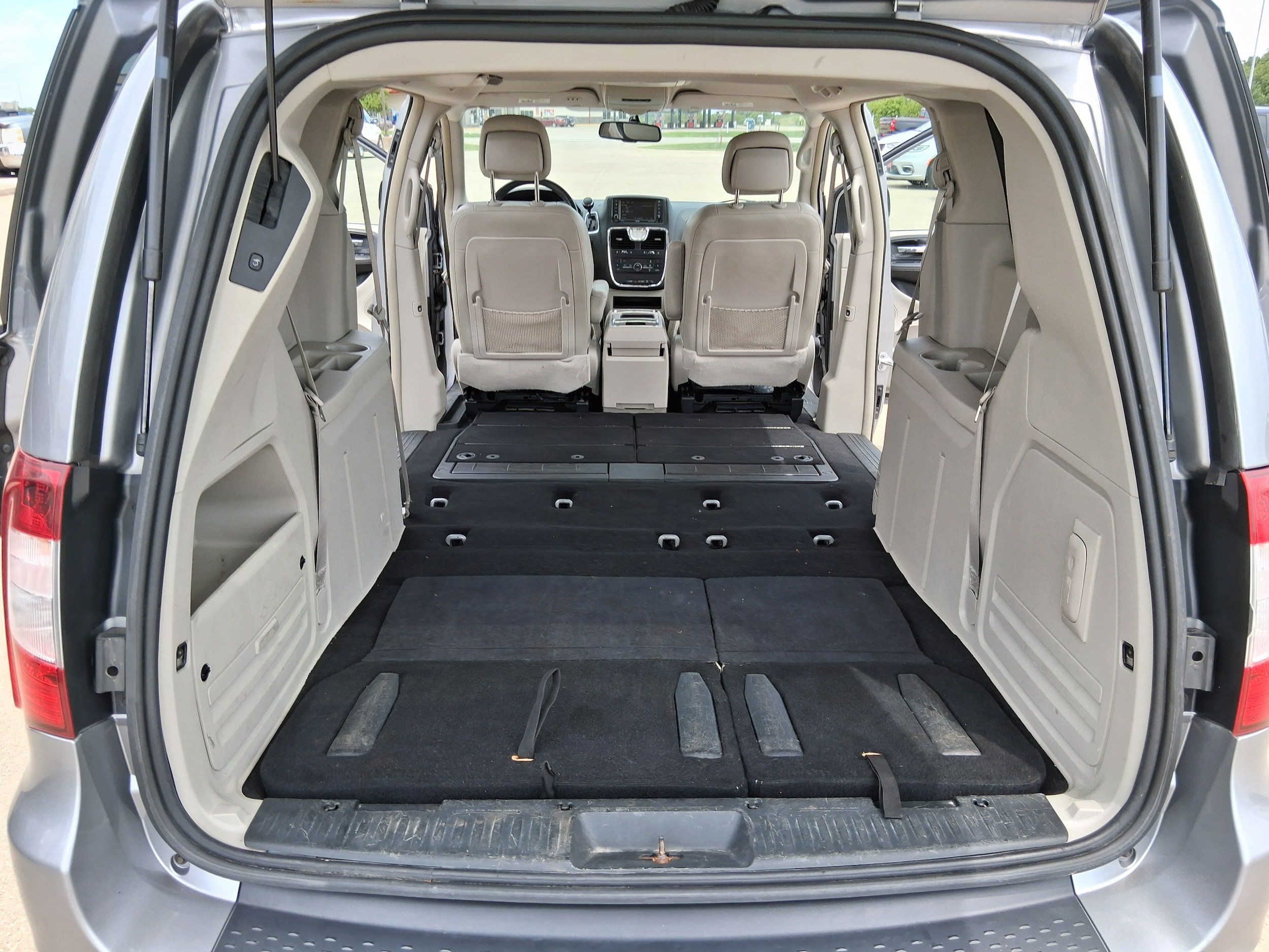 Used 2013 Chrysler Town & Country Touring FWD image 21