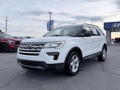 Used 2018 Ford Explorer XLT image 3