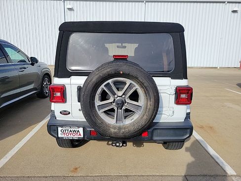 Used 2019 Jeep Wrangler Unlimited Sahara image 3