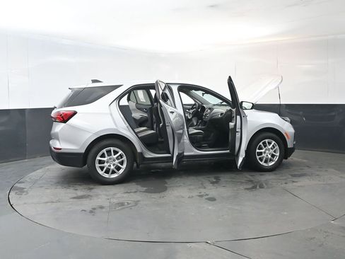 Used 2022 Chevrolet Equinox LS w/ LS Convenience Package AWD/4WD image 19