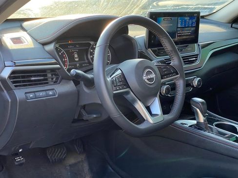 Used 2023 Nissan Altima 2.5 SR w/ SR Premium Package image 7