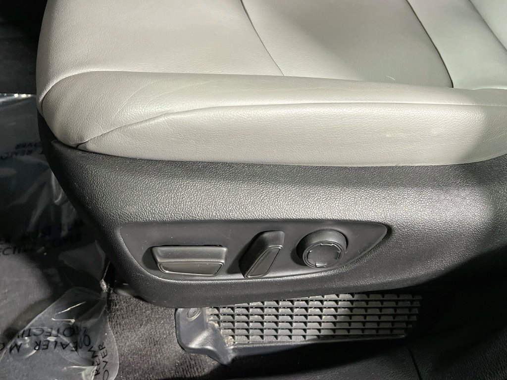 Certified 2025 Toyota Sienna XLE FWD image 17