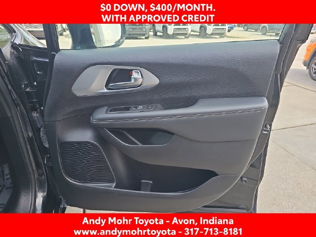 Used 2024 Chrysler Pacifica Limited FWD image 36