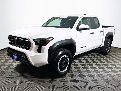 Certified 2025 Toyota Tacoma TRD Off-Road AWD/4WD image 4
