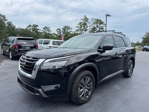 Used 2024 Nissan Pathfinder SV w/ SV Premium Package FWD image 4