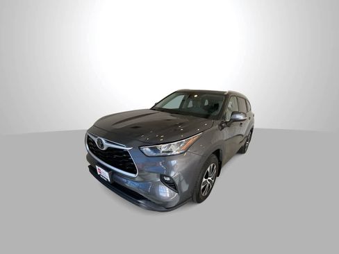 Used 2020 Toyota Highlander XLE image 4