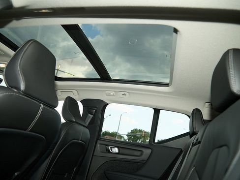 New 2025 Volvo XC40 B5 Plus w/ Protection Package Premier image 28