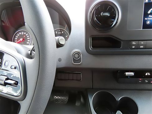 Used 2024 Mercedes-Benz Sprinter 3500 image 38